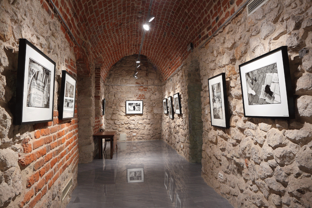 Ihor Krut Photographe: Presence Exhibit, Krakow, 2010